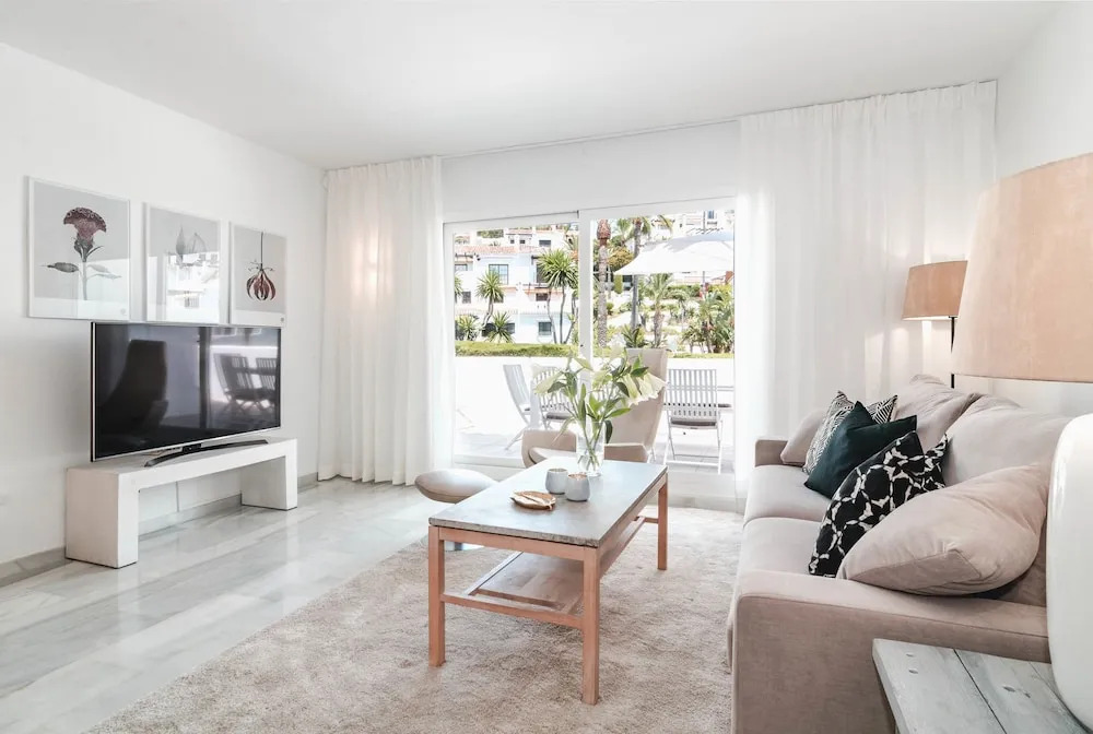 IVY- Fantastic 3 bedroom apt with private garden