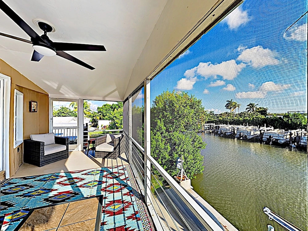 Canal-side W/ Private Dock, Boats & Bikes 2 Bedroom Duplex