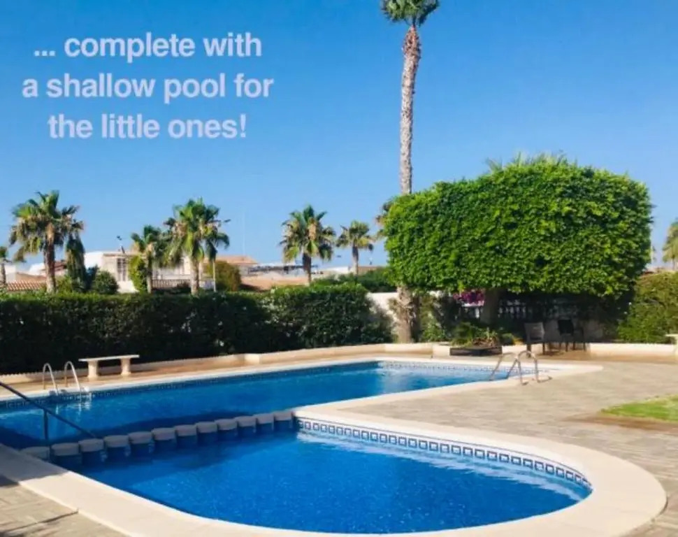 4 Bed 3 Bath Villa Sleeps 8, Pool Wifi Tv Close to Beach Restaurants and Shops