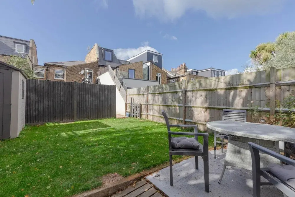 Modern 2 Bedroom Apartment in Wimbledon With Garden