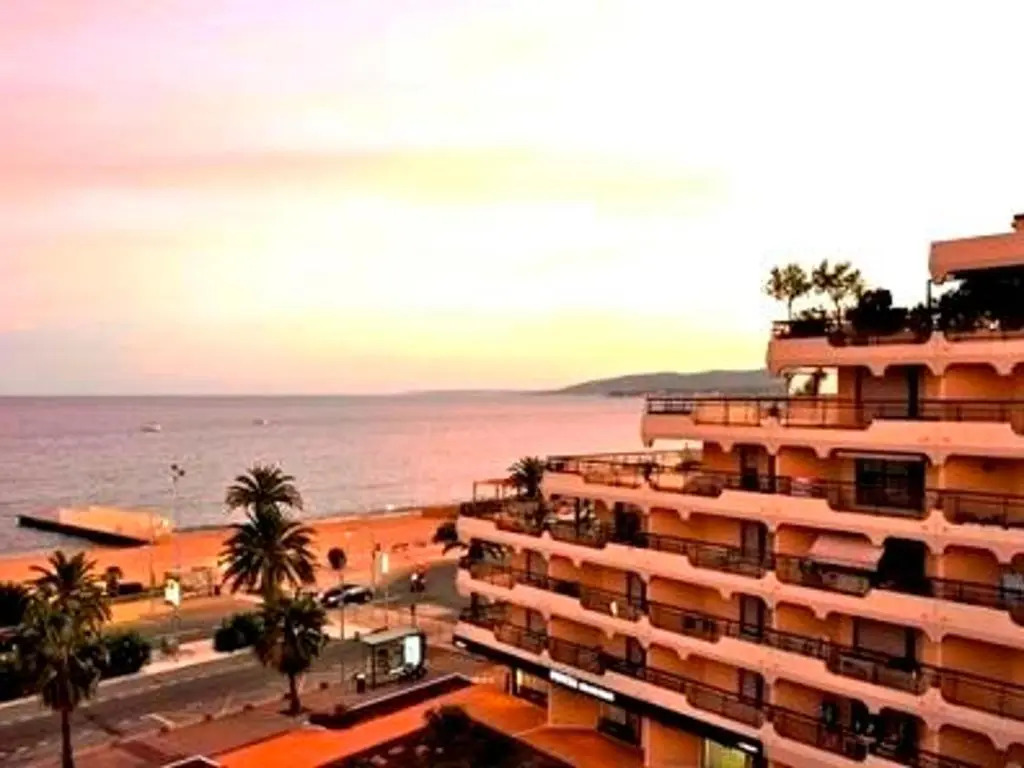 Appartement 2P, 4 Couchages, Terrasse et Salon de Jardin à 200m de la Plage, Fréjus - FR-1-226A-22