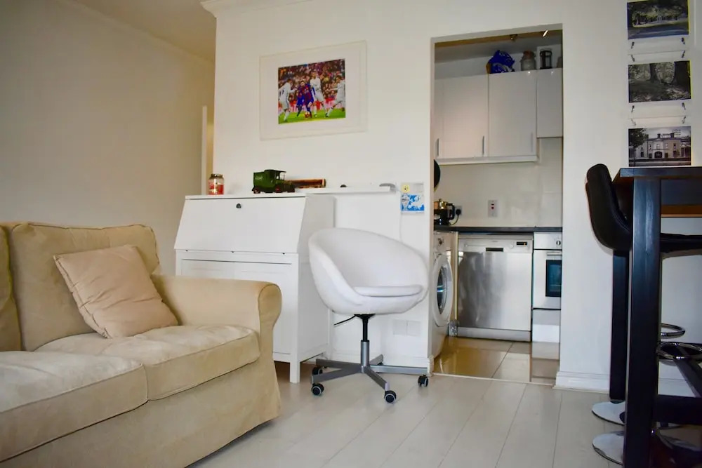 Trendy 2 Bedroom Apartment Near City Centre