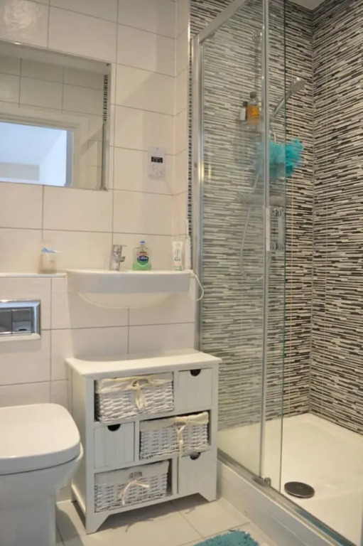 Modern 2 Bedroom East London Apartment With Balcony