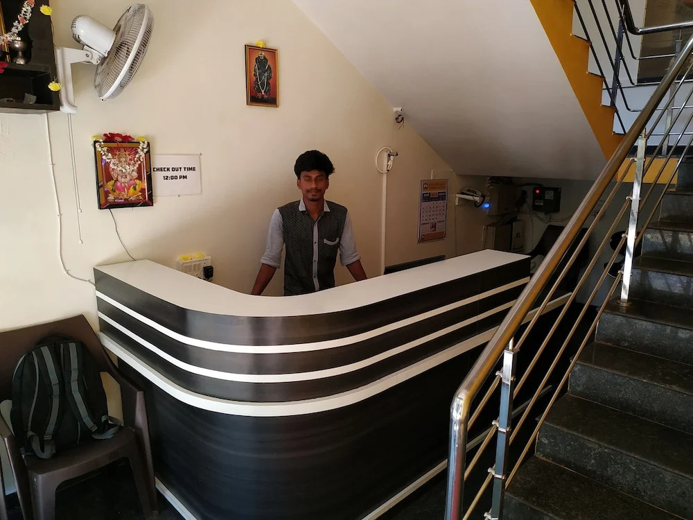 Iroomz Hotel Gananjaya - Hostel