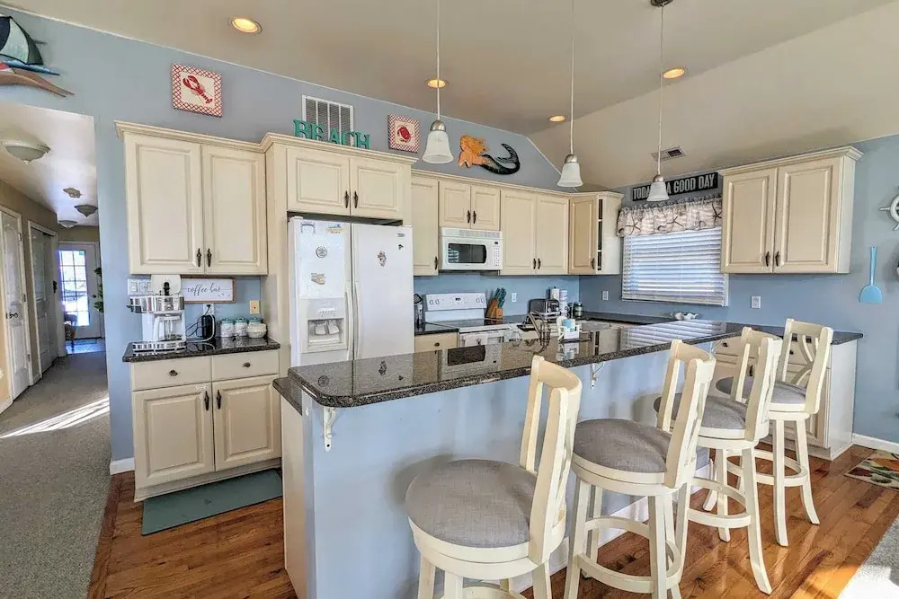 Waves 'n Wooder by Avantstay Swimspa + Game Room, Walk to Beach