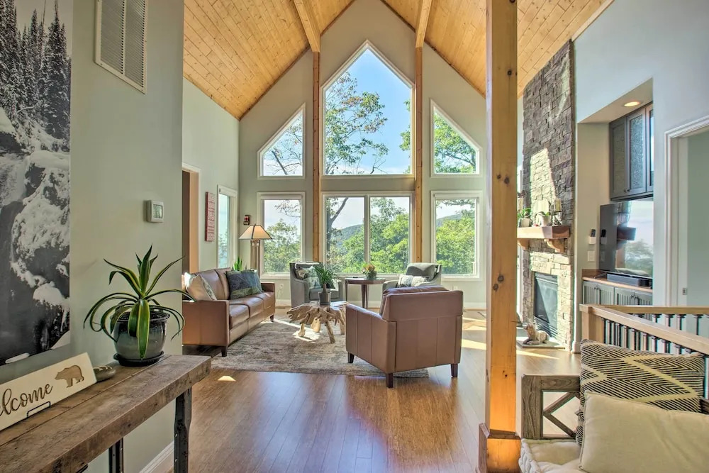 Grand Chalet w/ Hot Tub - Near Wintergreen Resort