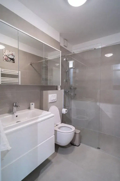 Apartment Wing 77