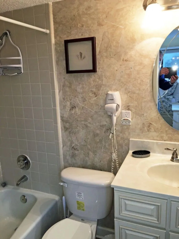 Holiday Towers 206 3 Br condo by RedAwning