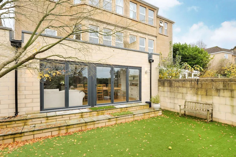 6 Bedroom Edwardian House in Bath