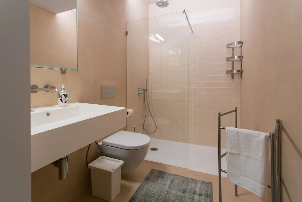 JOIVY Sunny 1-bed flat w/terrace&sea view in Baixa, 3mins to Arco da Rua Augusta