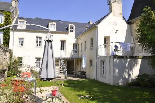 Apt duplex ou plain pied tout confort plein centre ville Bayeux proche commerces, restaurants, avec terrasse privative ou jardin commun aménagé clos, parking gratuit à proximité, proche plages du débarquement