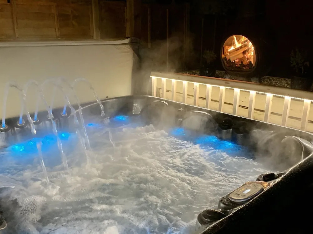 Modern Holiday Home in Bristol with Hot Tub