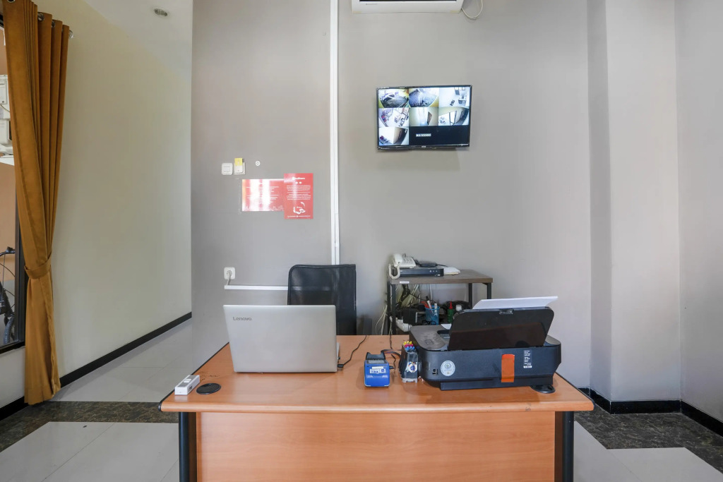 RedDoorz Syariah near Airlangga University Campus B