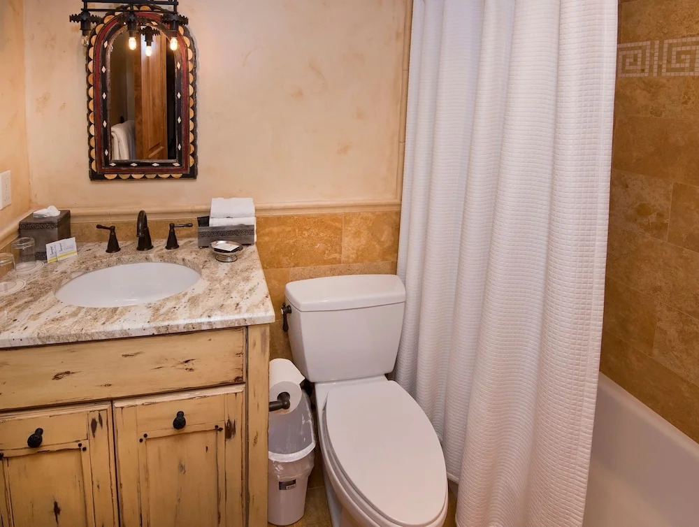 Relaxing 1 Bedroom Condo with Premium Amenities by RedAwning