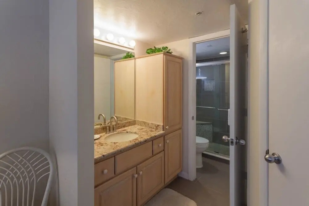 Romantic Condo Across From Beach! 1 Bedroom Condo by Redawning