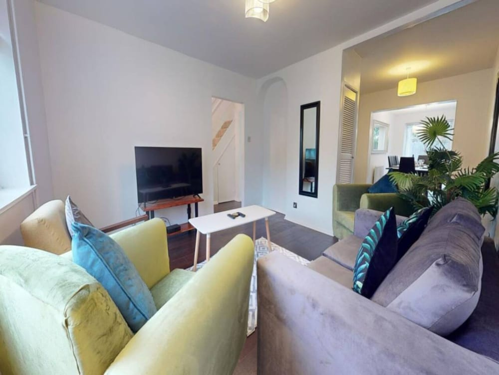 Comfort Stay Slough 3BR Home for Groups Families