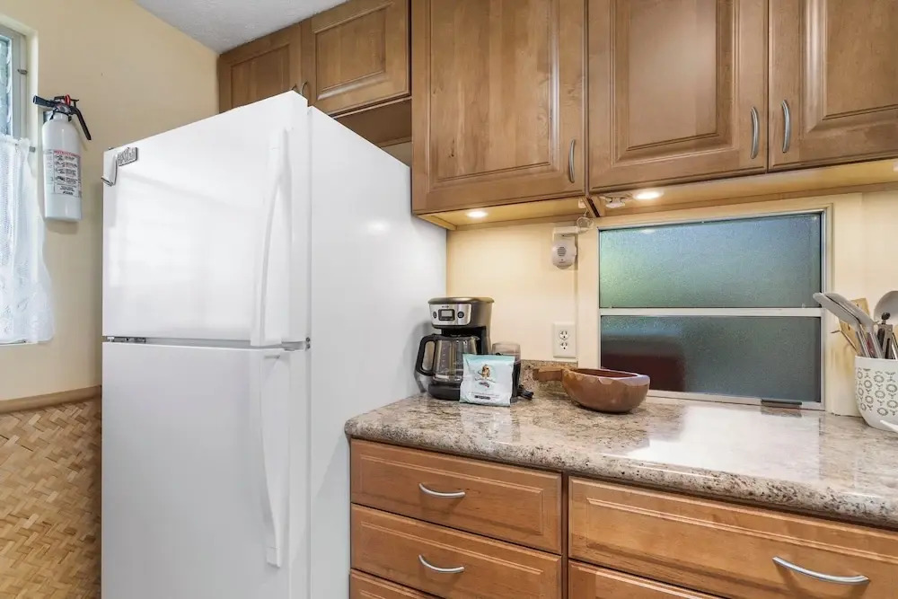 Steps From Lanai to Beach - AC & Wifi - Affordable- Vrkcv