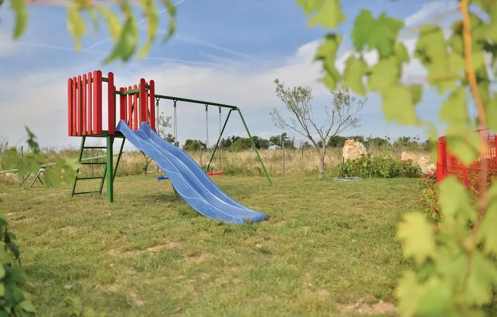 Beautiful Home in Nadin With Wifi and 3 Bedrooms