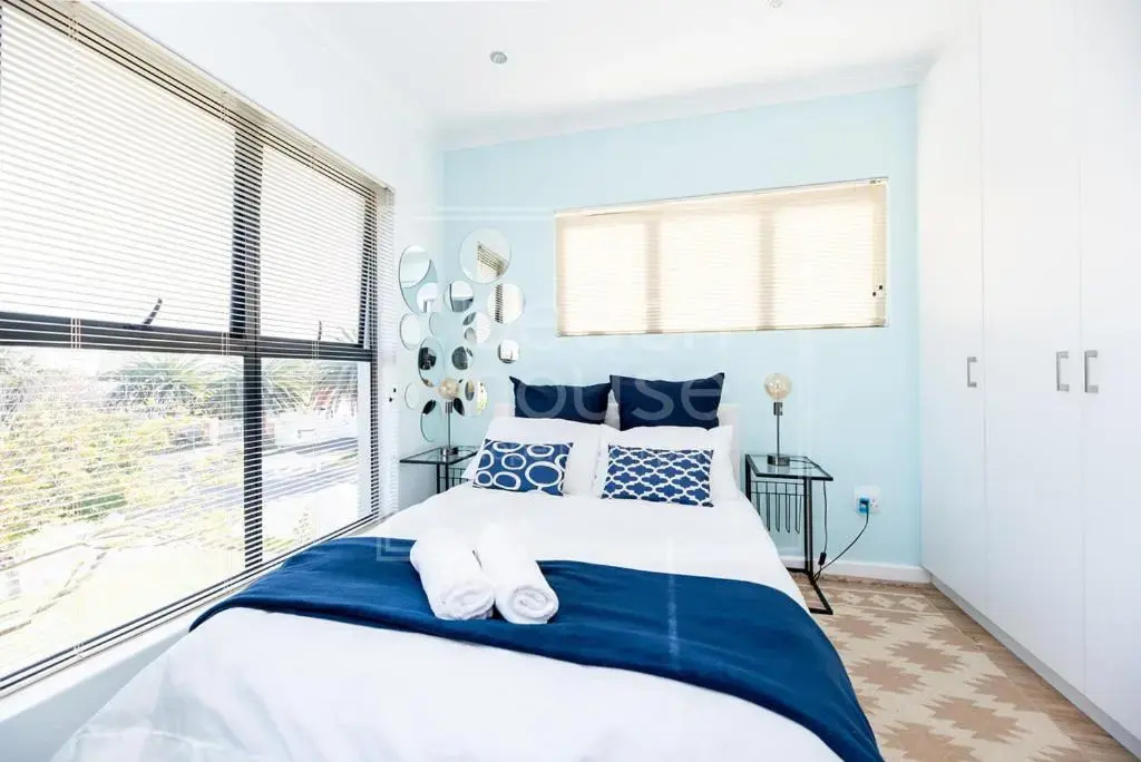 Warm Contemporary 2-bedroom apartment- Blouberg, Cape Town