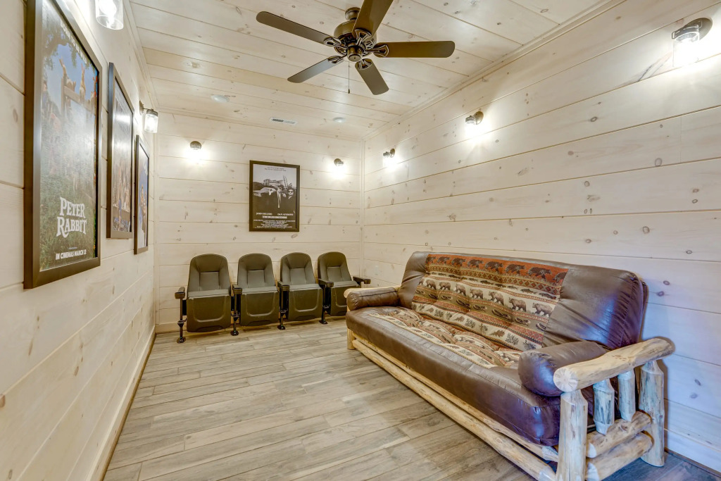 T-Bears Cabin: Hot Tub, Game Room, Theater Room