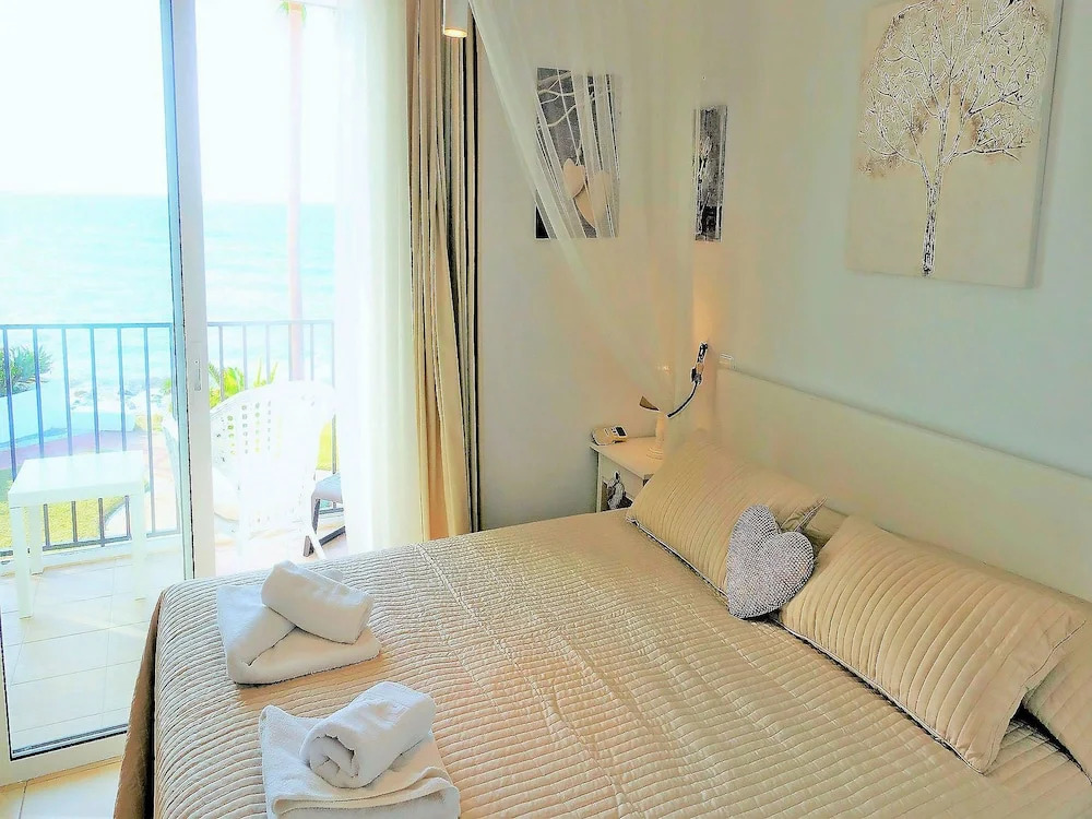 Dona Lola Macarena - Beautiful Beach front House with impresive sea views only few metters to the beach cs120