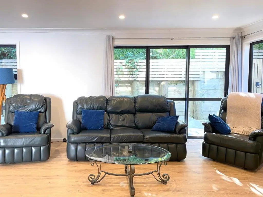 NO PARTY ALLOWED, Entire Brand New 3 bedroom townhouse, free unlimited fibre wifi and free parking