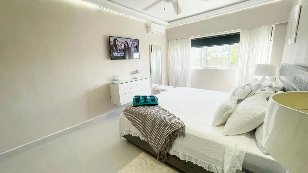 Relaxing 2 Bedroom Ocean View with Pool Close to the Beach