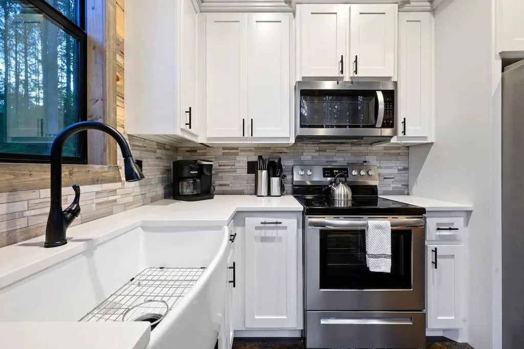 Brand New Luxury 2 Bedroom with Loft and Spa Sleeps 10