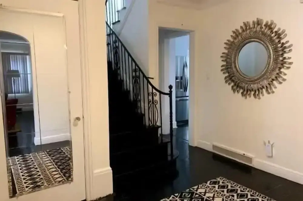 Spacious 5br Sleeps 10 University District 5 Bedroom Home