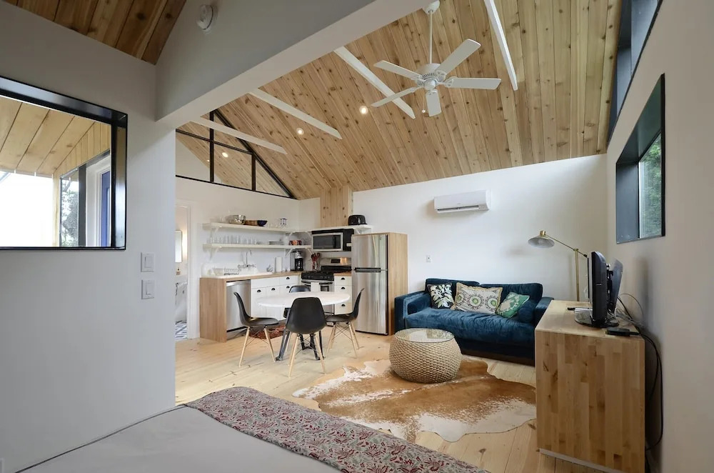 1BR SoCo Treehouse Studio by RedAwning