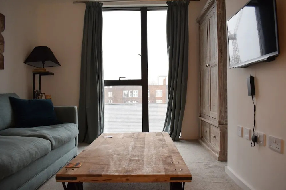Spacious Greenwich Flat