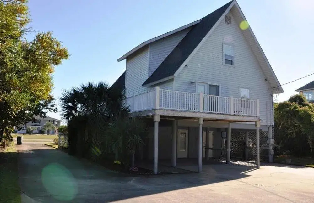 Surf Chalet - 4 Br home by RedAwning