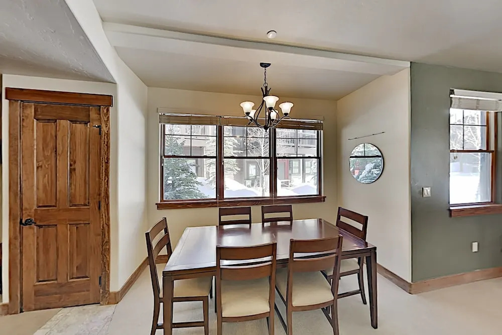 Slopeside : Hot Tub, Walk To Lifts & Village! 2 Bedroom Condo
