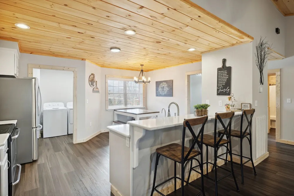 Majestic Valley View 3 Bedroom Cabin by RedAwning