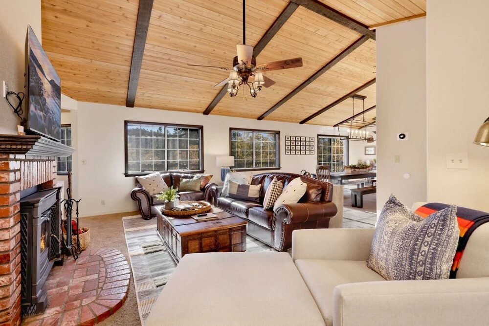 2076-slope View Chalet 3 Bedroom Home by RedAwning