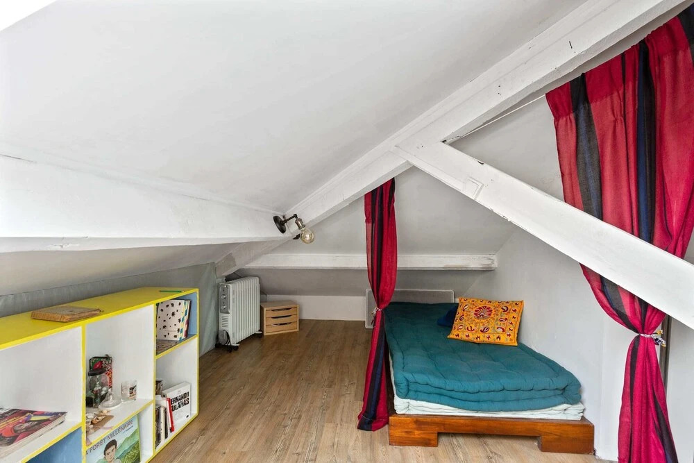 Spacious and Bright Duplex Located in the 19th