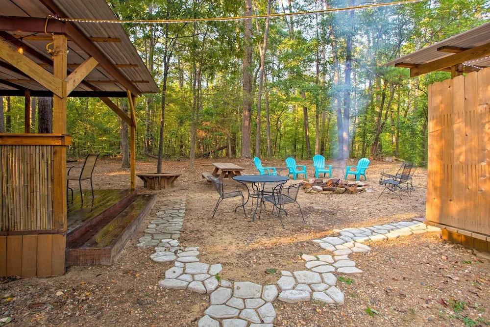 3 Mi to Broken Bow Lake: Cabin w/ Hot Tub & Deck!