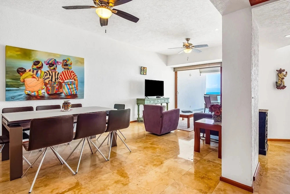 Beachfront 4th-floor Condo With Views, Outdoor Pool, Balcony, W/D & Central AC
