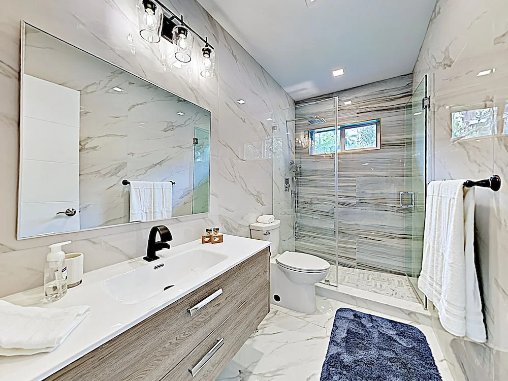 New Listing! Ultra-modern Luxury W/ Hot Tub 4 Bedroom Home