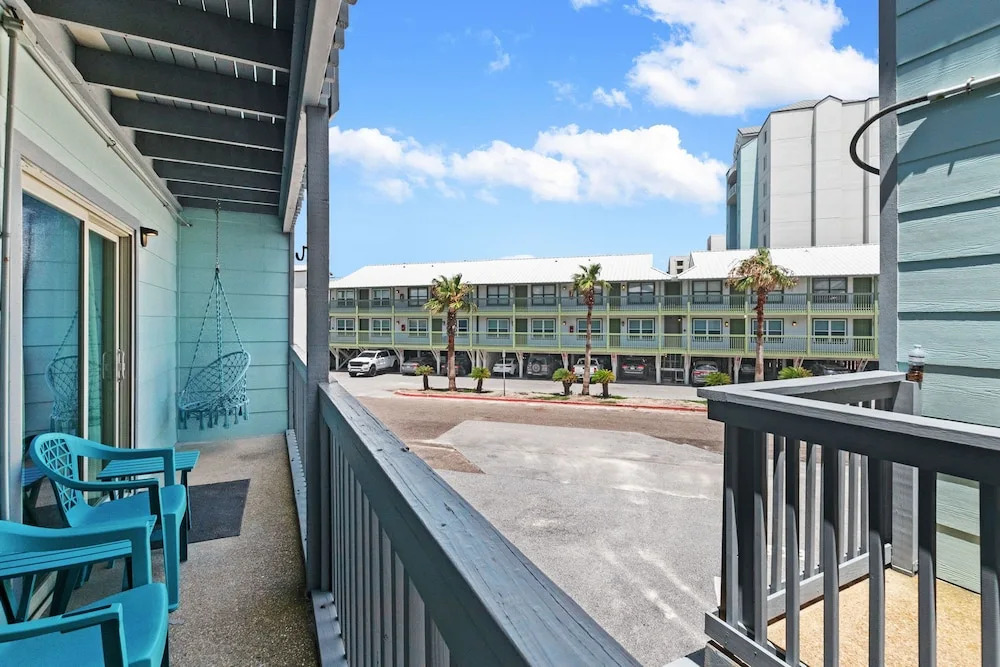 2BR Condo Beach Access Pool and Walk to Hangout