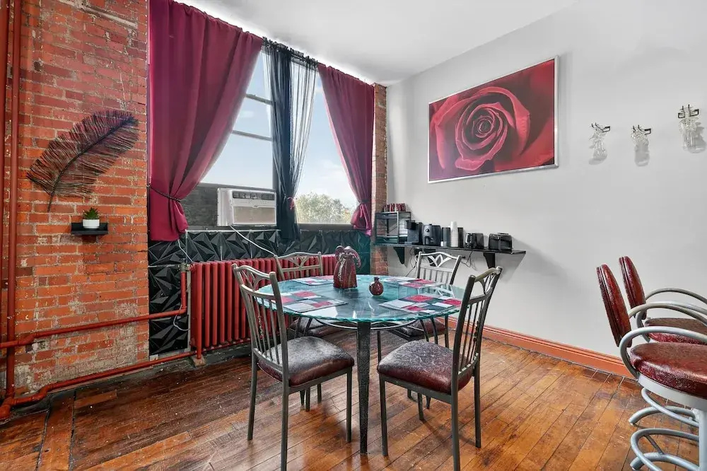 Beautiful 'rose Themed' Loft Near Downtown Detroit 1 Bedroom Apts