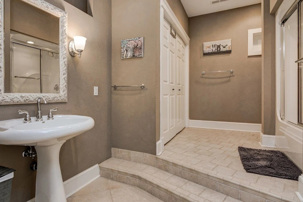 Waterfall Manor - 4 Br Home