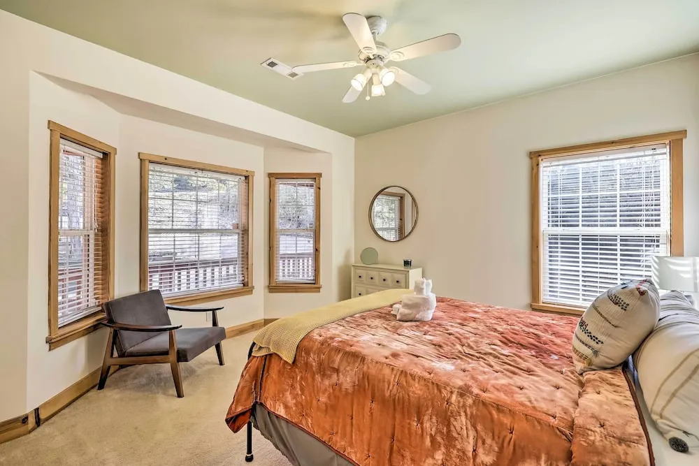 Family-Friendly Cabin By Golf Course & Marina
