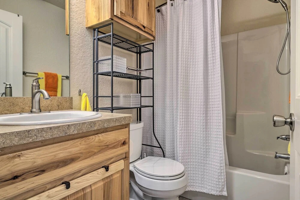 Pet-friendly Home w/ Deck: 1 Mi to Canyon Lake Fun
