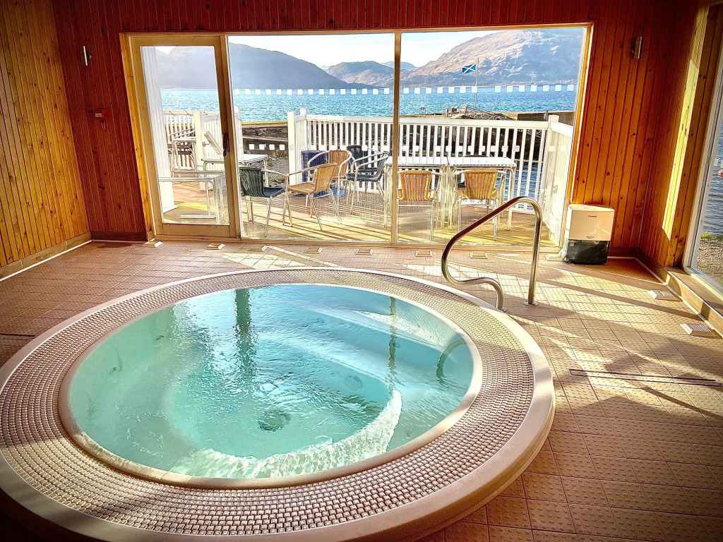 Holly Tree Hotel, Swimming Pool & Hot Tub