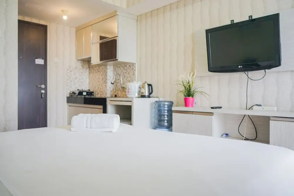 Modern and Relax Studio Room at Serpong Greenview Apartment By Travelio