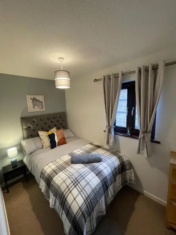 Comfy & Spacious 5 person house, driveway parking!