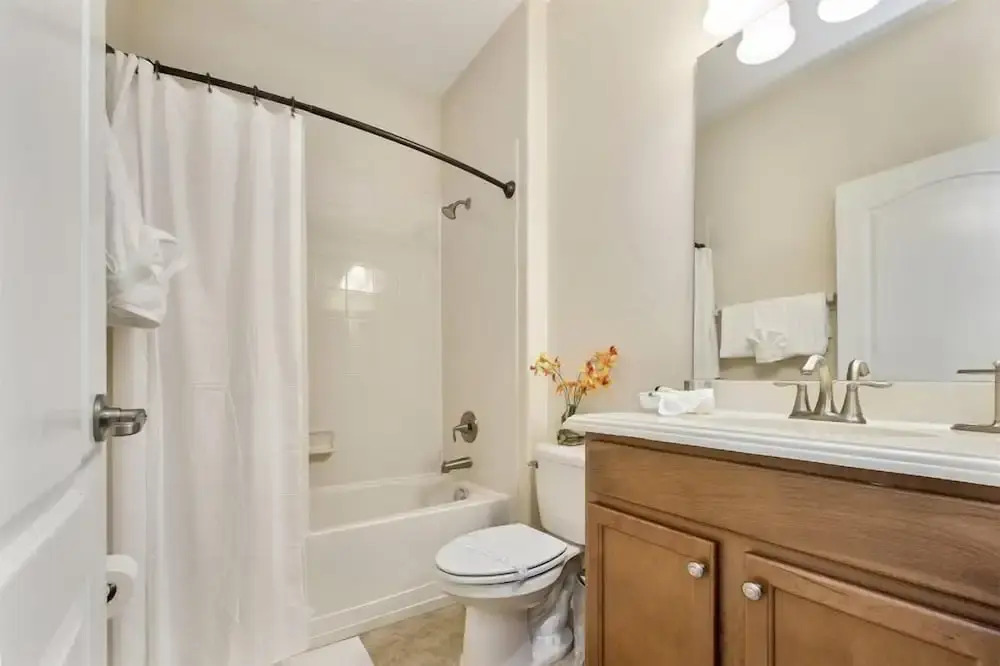 Contemporary 5 Bed 5 Bath Single Family With Upgrades