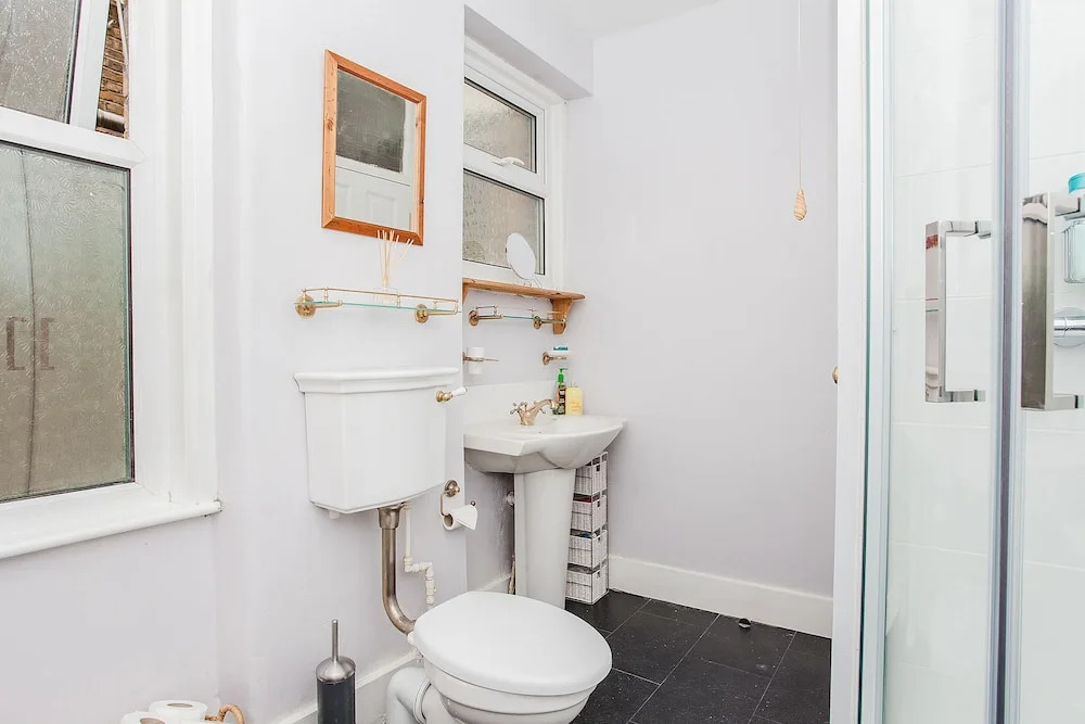 Beautiful 2 Bedroom Garden Apartment