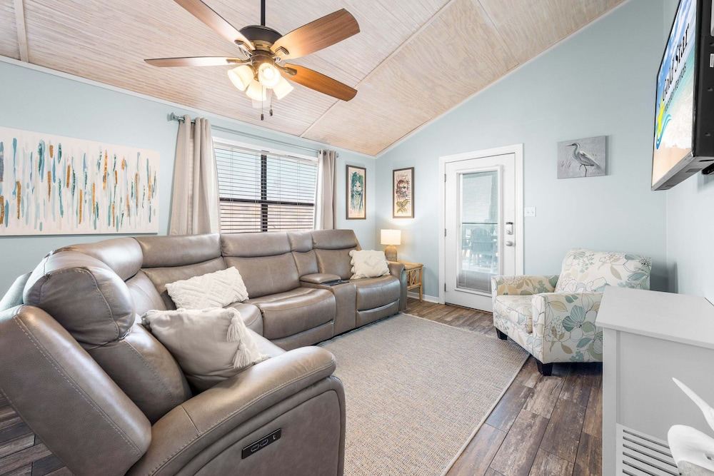 Lani Kai 230 Gulf Coast Condo. Walk to Beach + Pools + Balcony Views!